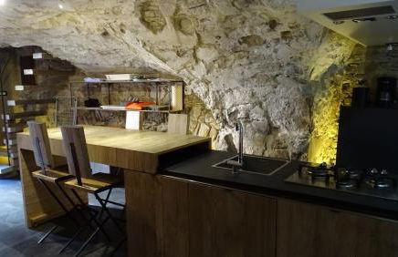 HOST4U - PAPA GIGI's House, Beautiful Apartment into Ancient Stone - Foto 9
