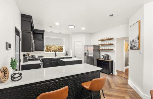 5BD Getaway w Pool Patio Firepit Mins to DT - Photo 15