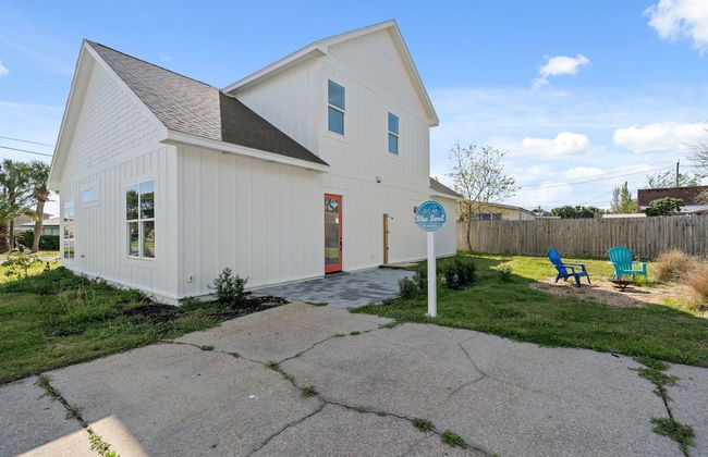 Brand NEW Expansive Coastal Home w/ Custom Furnishings Sleeps 15 - Foto 49