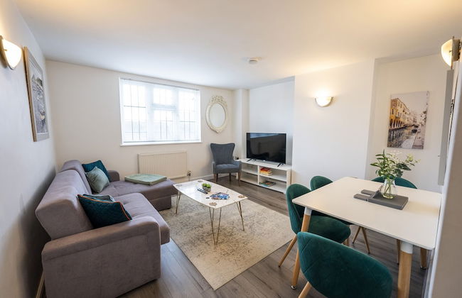 Modern Townhouse Apartment in Stratford Upon Avon With Wifi & Netflix - Photo 1