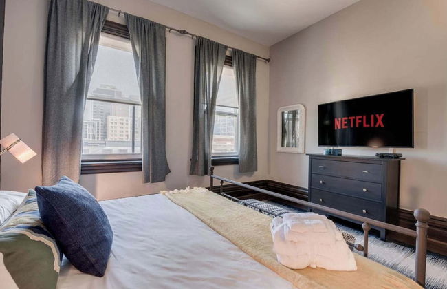 Casa Queen East Jaw Dropping 3BR Suite - Photo 3