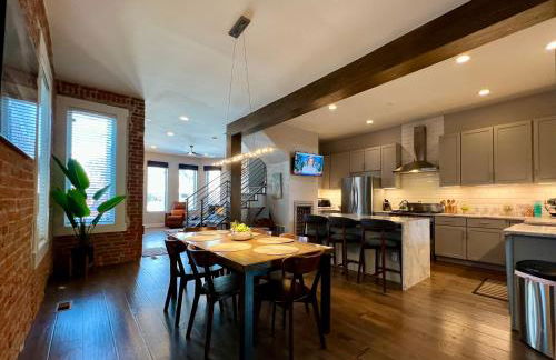 UPTOWN CASTLE - CITY VIEWS - THEATER & CONVENTION DISTRICT! - Foto 8