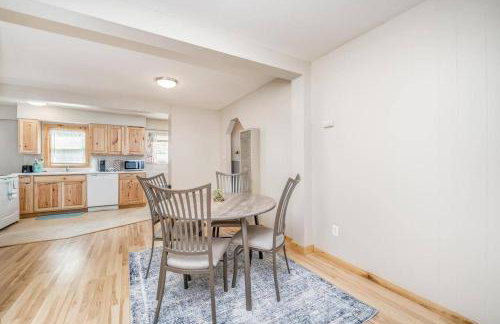 Cozy 1 Bed 1 Bath Home with Garage and Fenced Yard - Foto 6