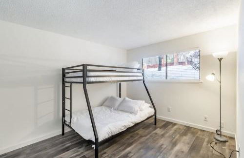 3BR Condo Near Lake & Skiing - Foto 16