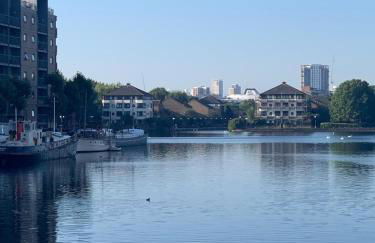 2BR Waterside View Free Parking Fast WiFi Terrace Balcony TV BBQ Garden Access - Foto 7