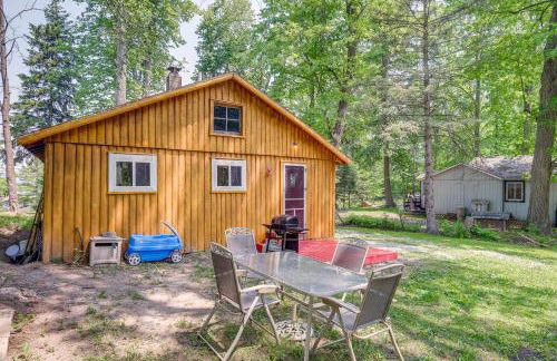 Charming Michigan Cottage with Sunroom and Lake Access - Foto 23
