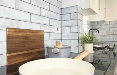 'The Elegant Comfort' - A Stunning Luxury 2-Bed Flat with Private Garden & Patio - Free Parking - Photo 5