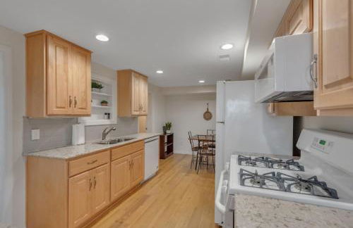 Amazing Lakefront Retreat On Long Lake! 2 Bedroom Home by RedAwning - Foto 44