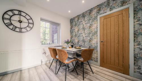 Spacious 6 Bedroom House l Near Airport l Sleeps 12 l Book With Confidence with The Cosy Corner Nationwide - Foto 2