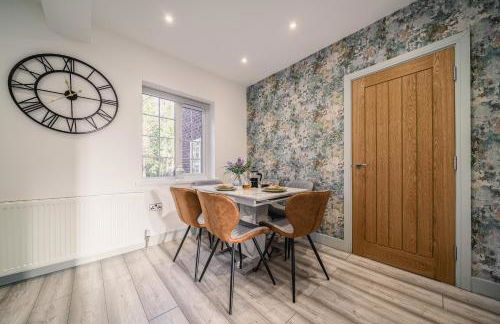 Spacious 6 Bedroom House l Near Airport l Sleeps 12 l Book With Confidence with The Cosy Corner Nationwide - Foto 2