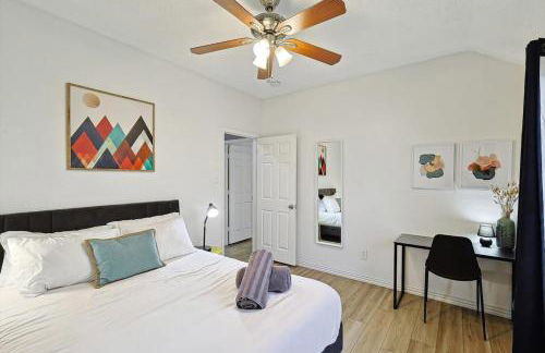 Deluxe Poolside Home, Modern 5BR with Gaming Room - Foto 29