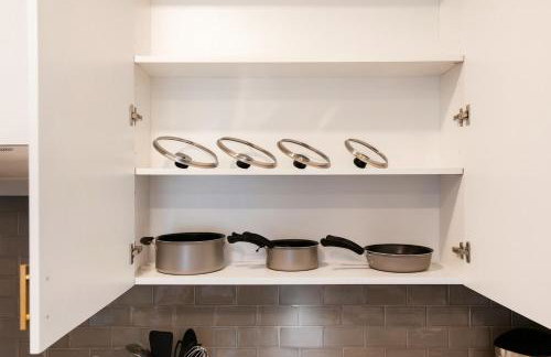 Elegant 2BR with Resort Pool and Lounge Areas 2 - Photo 16