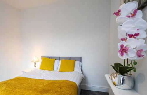 Cheadle village - Photo 32