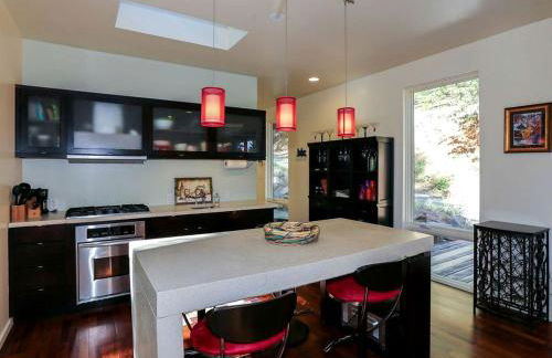 Stunning and Secluded Lakeside Getaway in the Grass Valley of California - Foto 3