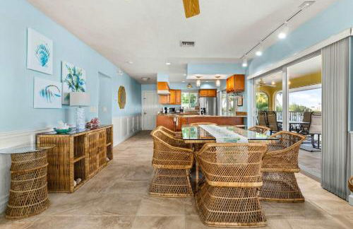 Sunset Harbor Waterfront Villa with Dock Cabana Club - Foto 35