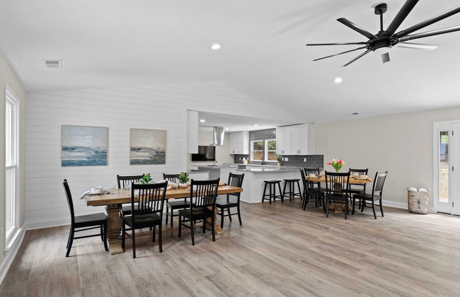 Fireside Fun by Avantstay Sleeps 18 Waterfront + Pool - Foto 15