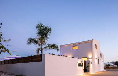 Solis Villa, with Heated Pool & 5 minutes to Beach, By ThinkVilla - Photo 39