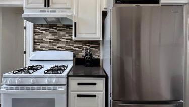 2 Bedrooms • Warm & Historic Stay • Free Parking - Photo 4