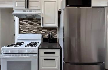 2 Bedrooms • Warm & Historic Stay • Free Parking - Photo 4