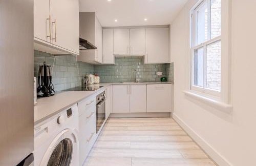 Immense Bright 5BR House near Kensington Olympia - Photo 13