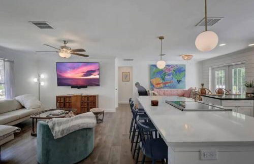 HIDDEN GEM - Family Friendly Pool Home -Welcome - Photo 5