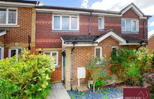 Woking - Parking Garden 2Bed - Photo 1