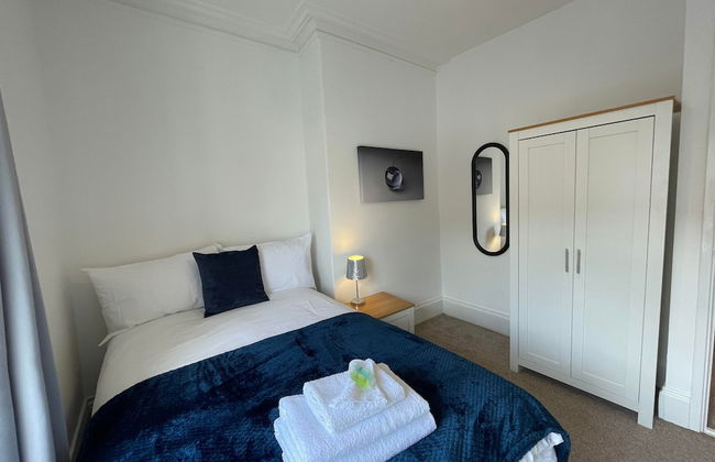 Lovely 3 Bedroom Apartment In Newcastle Upon Tyne With Free Parking - Photo 4