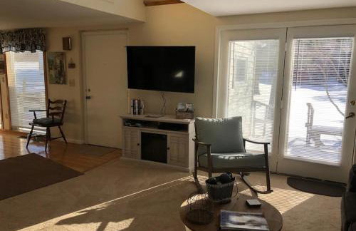 The Sunflower - Hot Tub Hideaway on 13 Wooded Acres - Fire Pit - Lake View - Near Keuka & Seneca Lake - Pet-Friendly - Foto 31