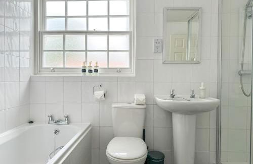 Canterbury Oasis - Modern 2-Bed Home with FREE Parking - Foto 14