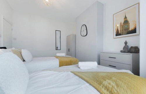 Spacious 4BR on Leafield Rd - Photo 12