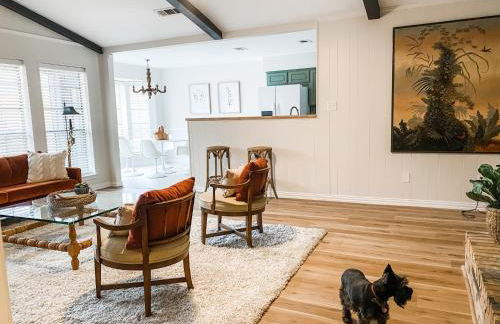 Designer Single Story 4 bed 3 bath home in mid-century style with big backyard and garage - Foto 1