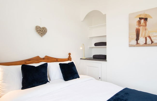 Beautiful Beachfront House wth Balcony Sea Views - Foto 30