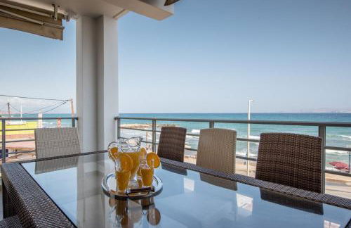 White Crystal Beachfront Apartment - Photo 18