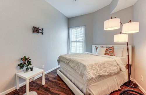 Walk to Parks and Dining Pet-Friendly Home with Yard! - Foto 16