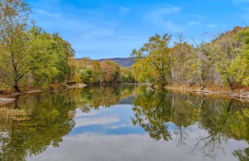 Camp Dancing Bears - Wifi, Riverfront, Pet Friendly, Fire Pit, Grill, Deck, Fishing, Games, Fireplace, King Bed - Photo 3