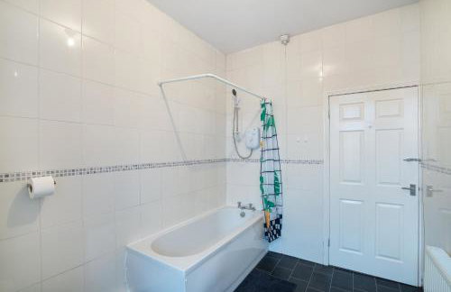 4Bedrooms-3Bath-9Beds-Wallsend- by Holiday Homes - Foto 11