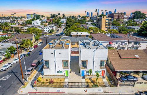 Experience Luxury 4BR Townhouse Sleeps 8 with Parking - Foto 39