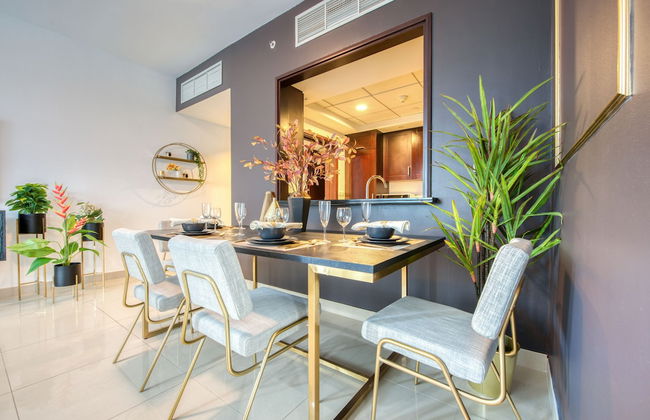 Maison Privee - Radiant Urban Retreat with Iconic Burj Khalifa Vws - Photo 8