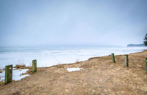 Cozy Cottage with Sunroom - Walk to Higgins Lake! - Foto 26