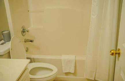 Spacious Vaulted 4BR Family Home Near Mall of GA Sleeps 12 - Foto 47