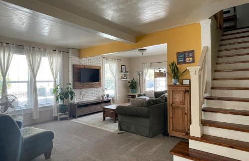 Sunlit Surf House 4BR Downtown Walk to beach - Foto 25