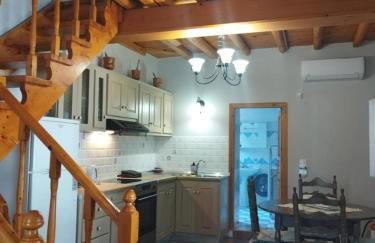 Thalia's Cottage - Cozy, Romantic Retreat with Sea & Mountain views - Photo 9