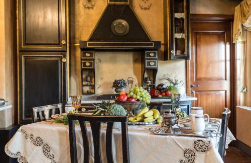 La Dimora dei Conti, Indulge in a Country Farmhouse Apartment with Jacuzzi Facing the Town! - Foto 55