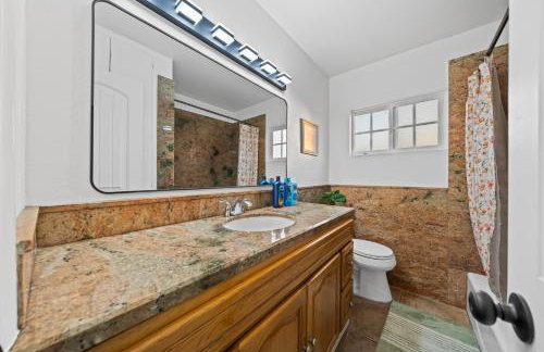 Entire Private Home with 4 Bedrooms 2 Bathrooms, Hot Tub, King Bed, 80 TV, Gated Yard, Ranch Style, Available Now - Foto 37