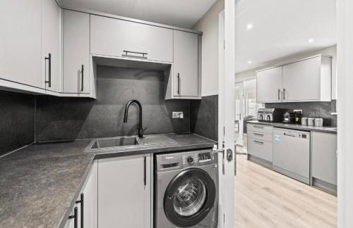 Polmont Haven: Spacious 4- Bedroom Retreat - Foto 17