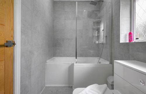 Spacious Heald Green Home with Free Parking - Pass the Keys - Photo 18