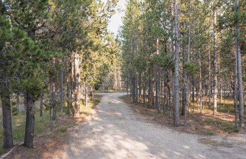 Hayloft Hollow by KABINO Fire Pit Fireplace Loft with Low Ceiling High Chair WiFi - Foto 36