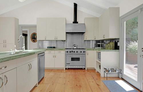 Stylish 3BR Retreat Close to Coast & Wineries - Foto 5