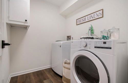 Cozy & Elegant Gem Fenced Yard BBQ & Games - Foto 42