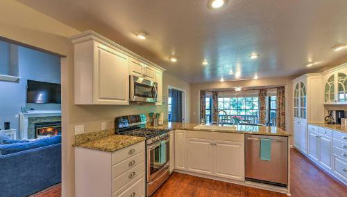 Upscale Flagstaff Home with Hot Tub and Mountain Views - Foto 4